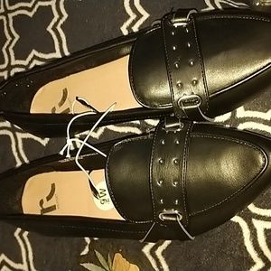 Report size 9 women's black flats
